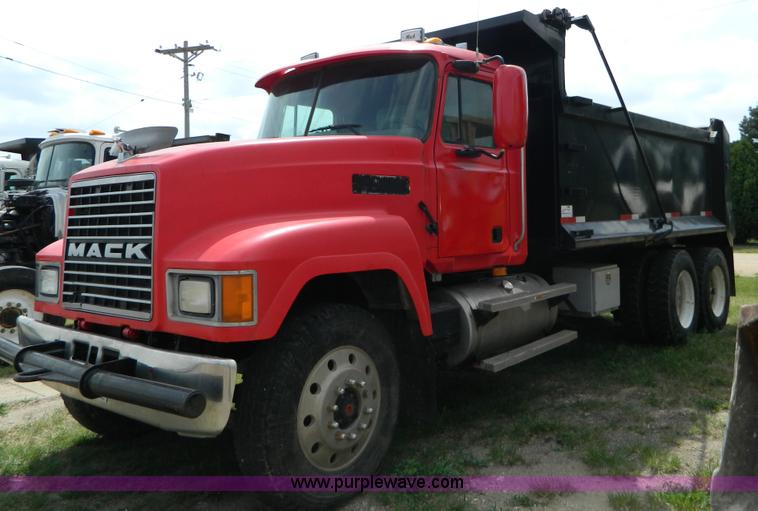 image for item B3677 1999 Mack CH613 dump truck