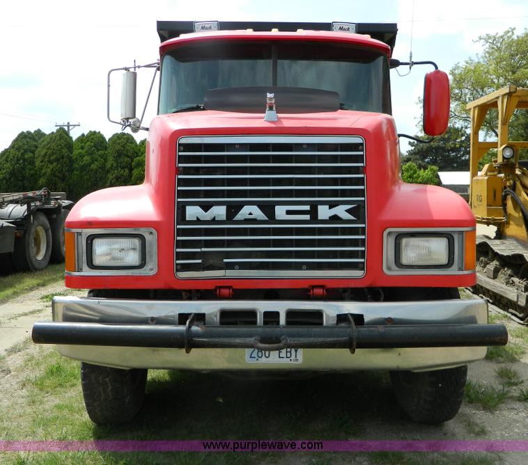 image for item B3677 1999 Mack CH613 dump truck