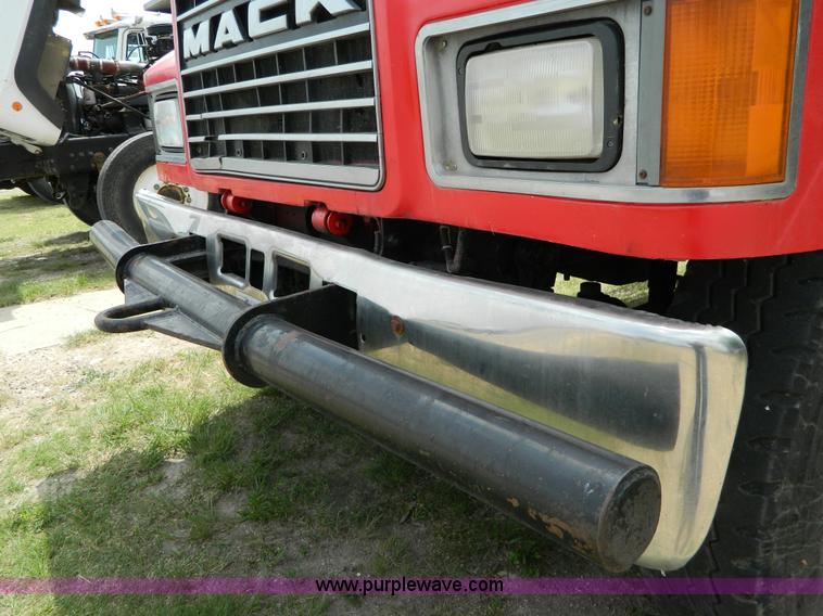 image for item B3677 1999 Mack CH613 dump truck