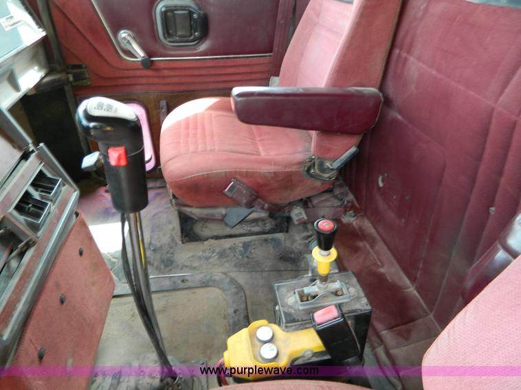 image for item B3677 1999 Mack CH613 dump truck