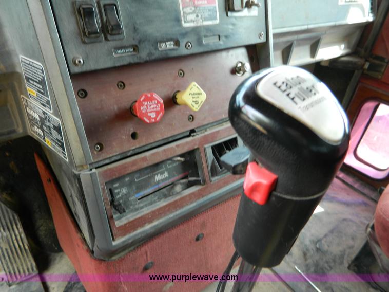 image for item B3677 1999 Mack CH613 dump truck