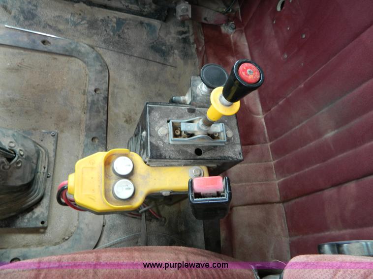 image for item B3677 1999 Mack CH613 dump truck