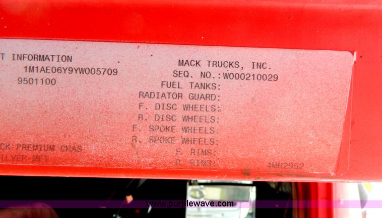 image for item B3677 1999 Mack CH613 dump truck