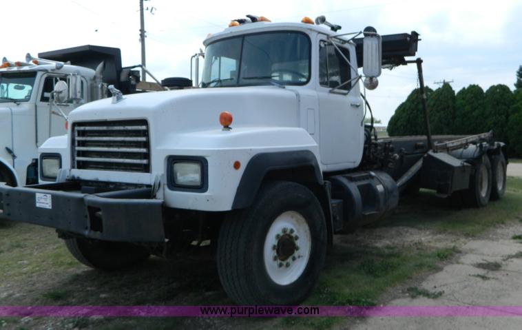image for item B3678 1994 Mack RD690S roll off truck