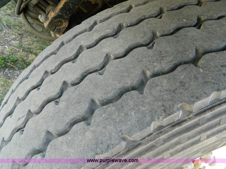 image for item B3678 1994 Mack RD690S roll off truck