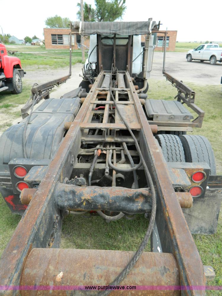 image for item B3678 1994 Mack RD690S roll off truck
