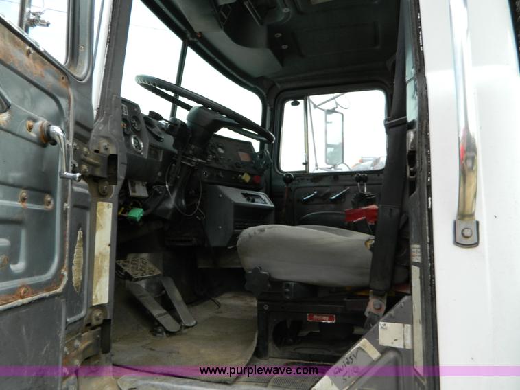 image for item B3678 1994 Mack RD690S roll off truck