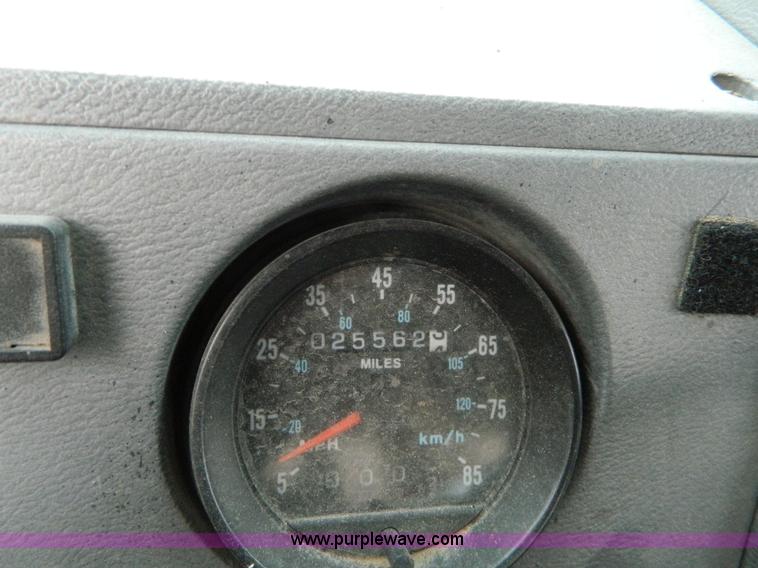 image for item B3678 1994 Mack RD690S roll off truck