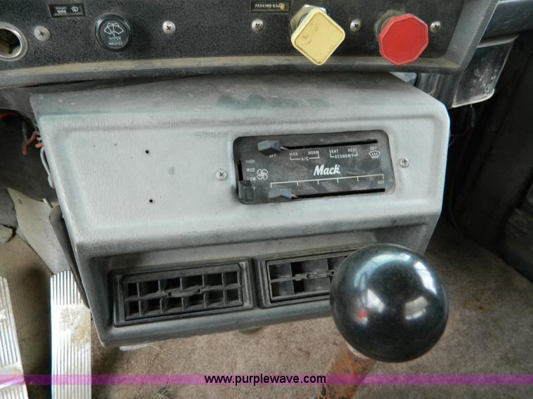 image for item B3678 1994 Mack RD690S roll off truck