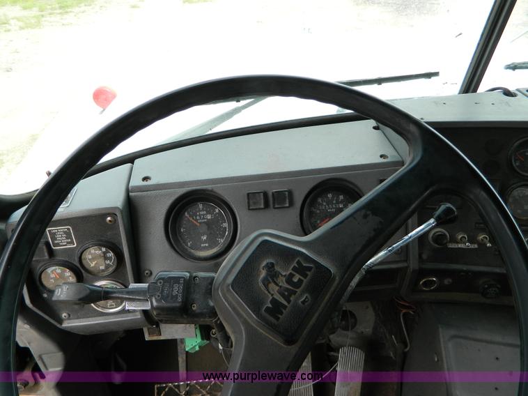 image for item B3678 1994 Mack RD690S roll off truck