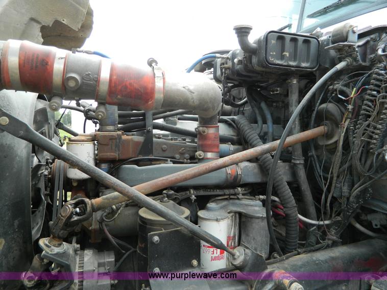 image for item B3678 1994 Mack RD690S roll off truck