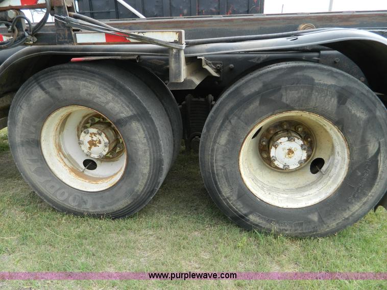 image for item B3678 1994 Mack RD690S roll off truck