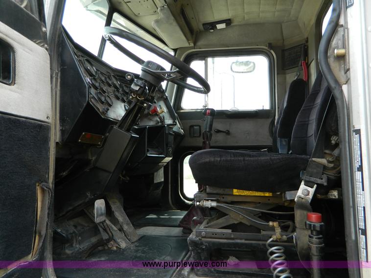 image for item B3679 1991 Peterbilt 359 dump truck