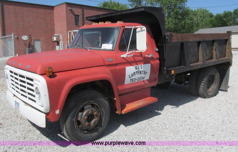 image for item B5137 1976 Ford F500 single axle dump truck