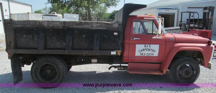 image for item B5137 1976 Ford F500 single axle dump truck