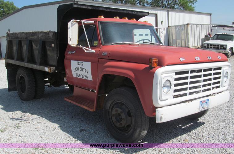 image for item B5137 1976 Ford F500 single axle dump truck