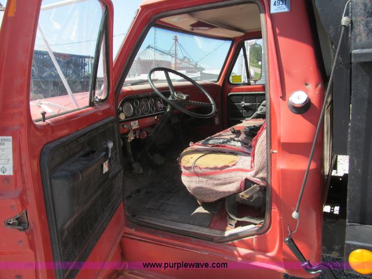 image for item B5137 1976 Ford F500 single axle dump truck