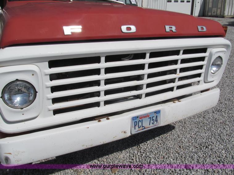 image for item B5137 1976 Ford F500 single axle dump truck