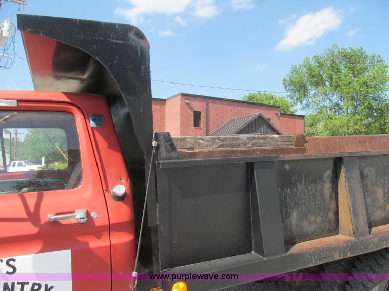 image for item B5137 1976 Ford F500 single axle dump truck