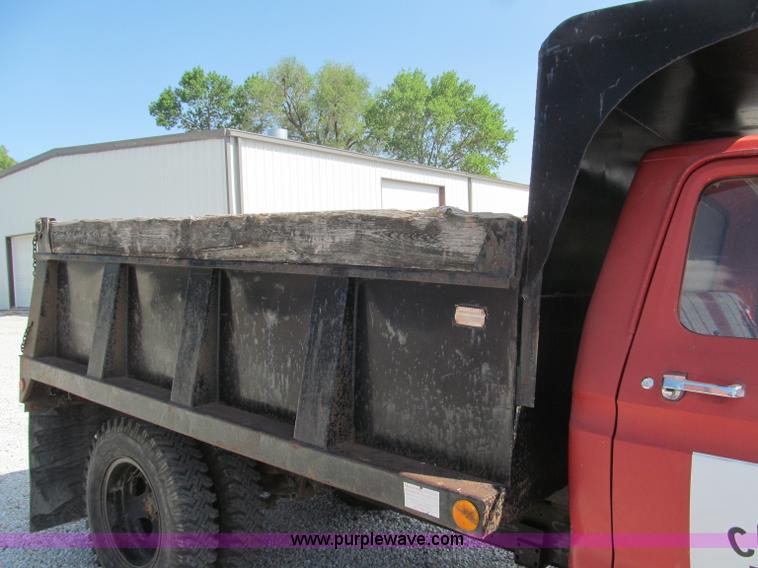 image for item B5137 1976 Ford F500 single axle dump truck