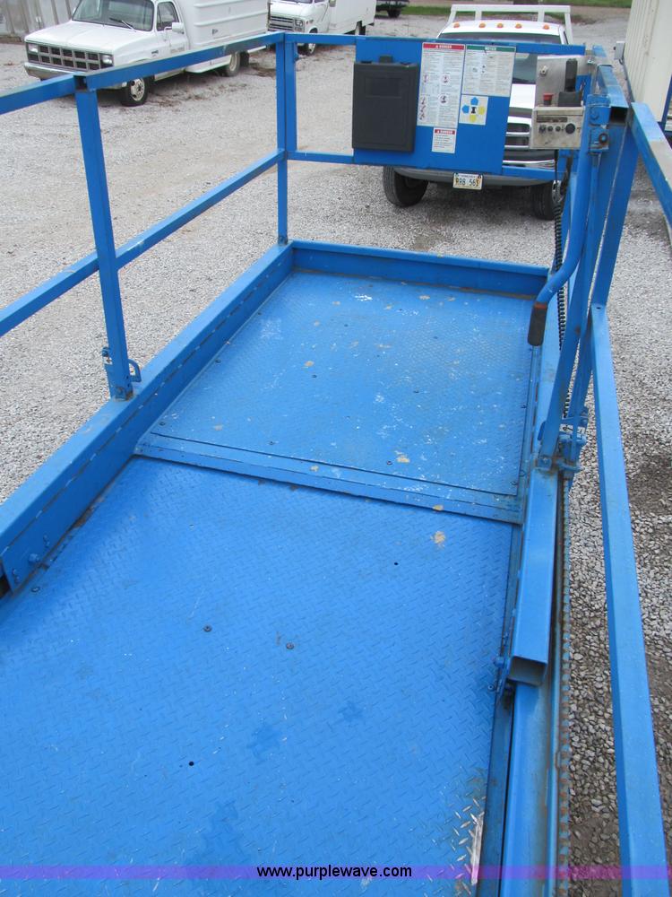 image for item B5140 2000 Genie 2668 scissor lift