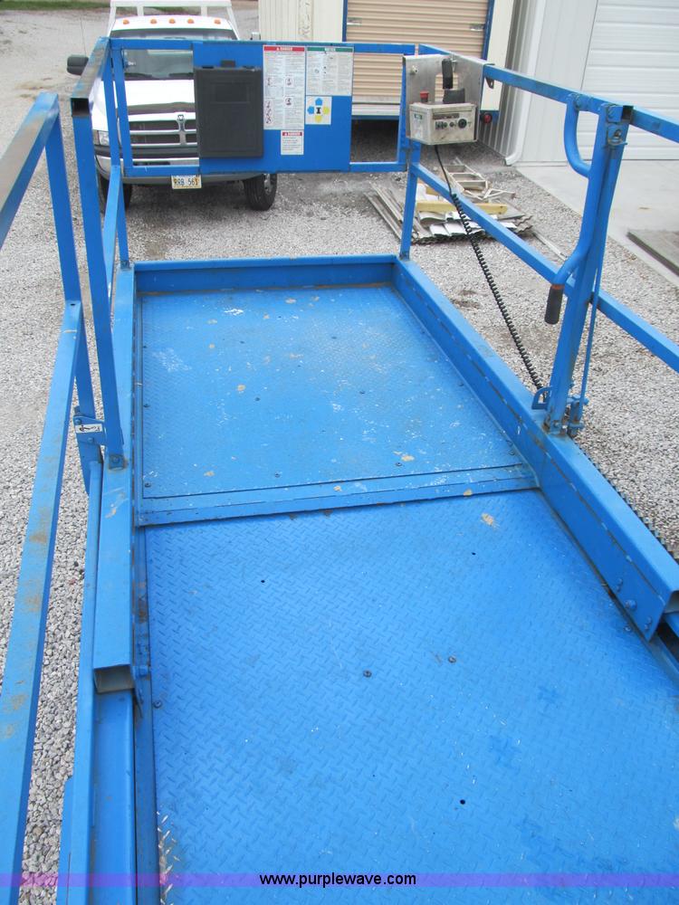 image for item B5140 2000 Genie 2668 scissor lift