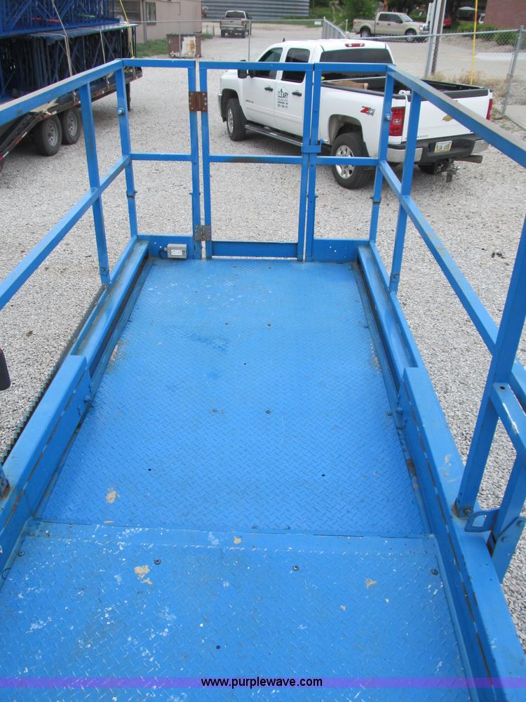 image for item B5140 2000 Genie 2668 scissor lift