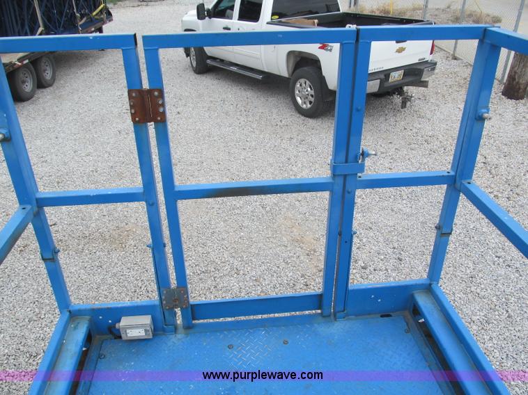 image for item B5140 2000 Genie 2668 scissor lift