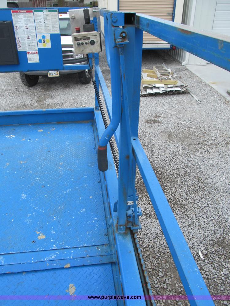 image for item B5140 2000 Genie 2668 scissor lift