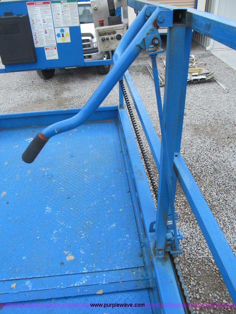 image for item B5140 2000 Genie 2668 scissor lift