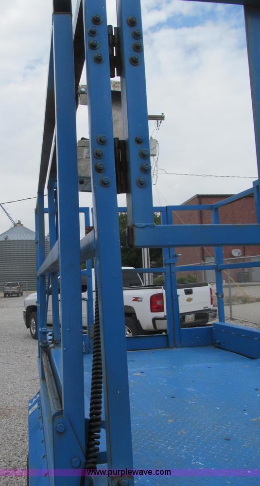 image for item B5140 2000 Genie 2668 scissor lift