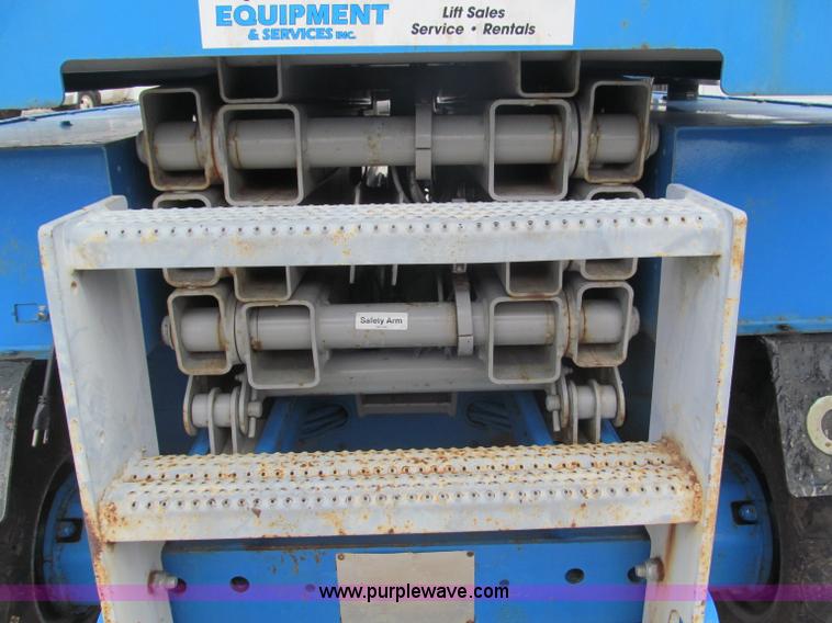 image for item B5140 2000 Genie 2668 scissor lift