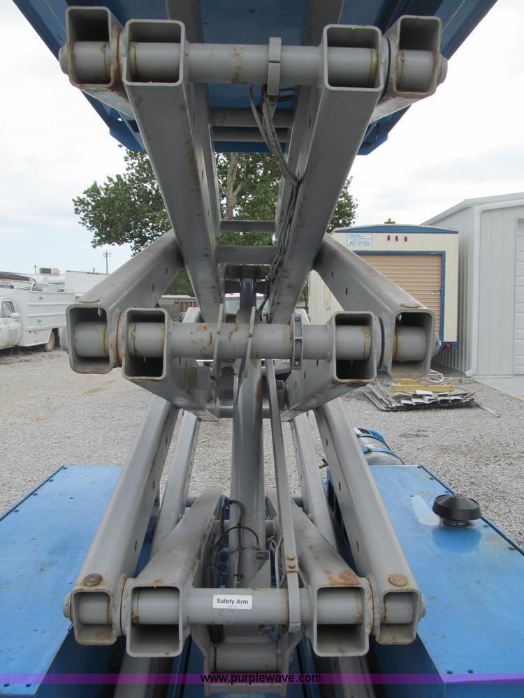 image for item B5140 2000 Genie 2668 scissor lift