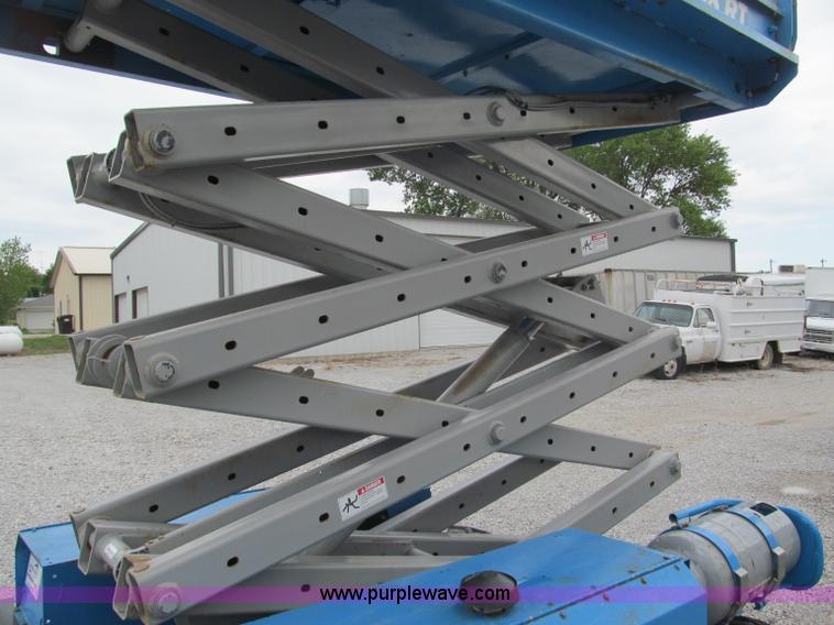 image for item B5140 2000 Genie 2668 scissor lift