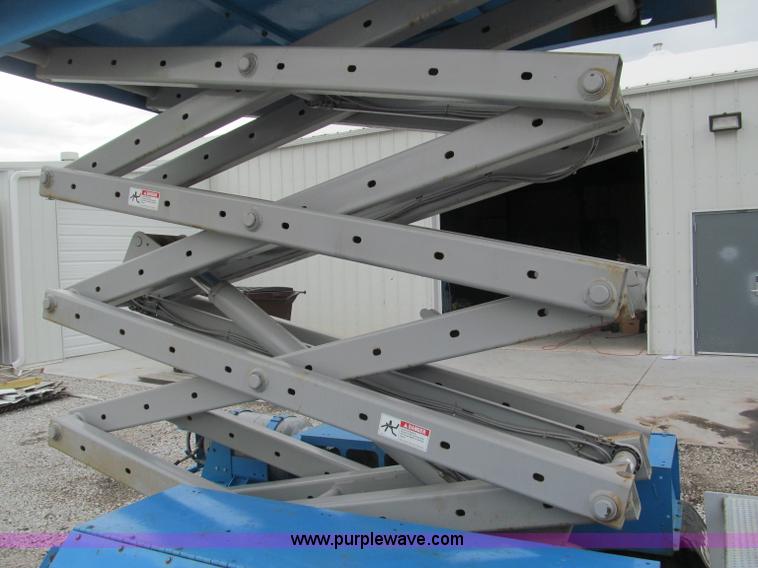image for item B5140 2000 Genie 2668 scissor lift