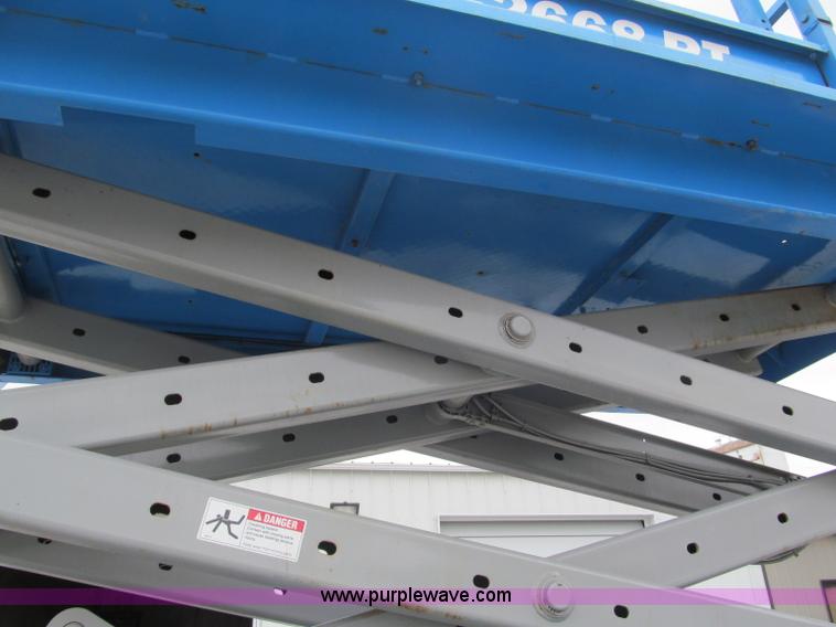 image for item B5140 2000 Genie 2668 scissor lift