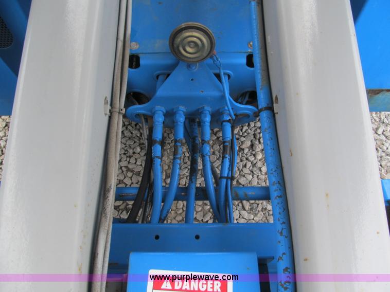 image for item B5140 2000 Genie 2668 scissor lift