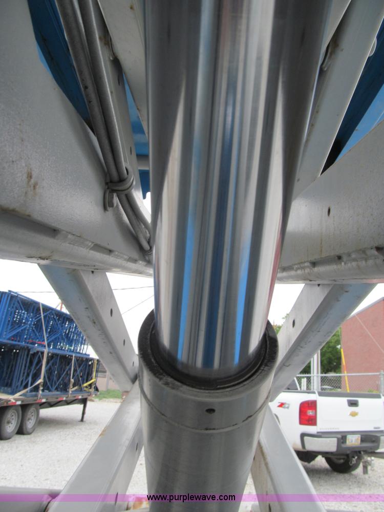 image for item B5140 2000 Genie 2668 scissor lift