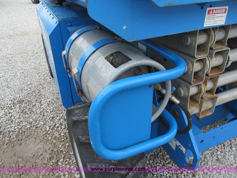 image for item B5140 2000 Genie 2668 scissor lift