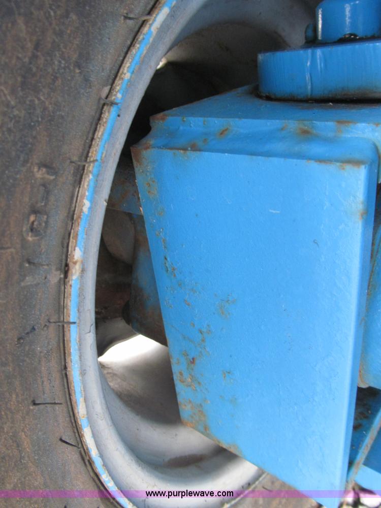 image for item B5140 2000 Genie 2668 scissor lift