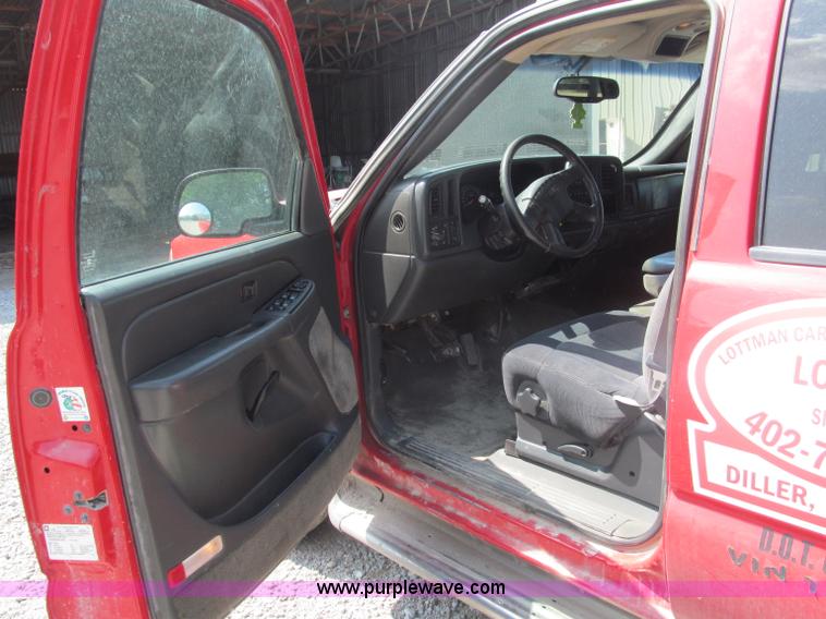 image for item B5145 2004 GMC 3500 SLE crew cab flatbed pickup truck