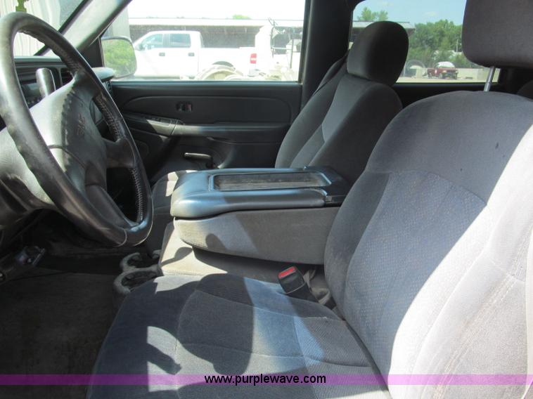 image for item B5145 2004 GMC 3500 SLE crew cab flatbed pickup truck