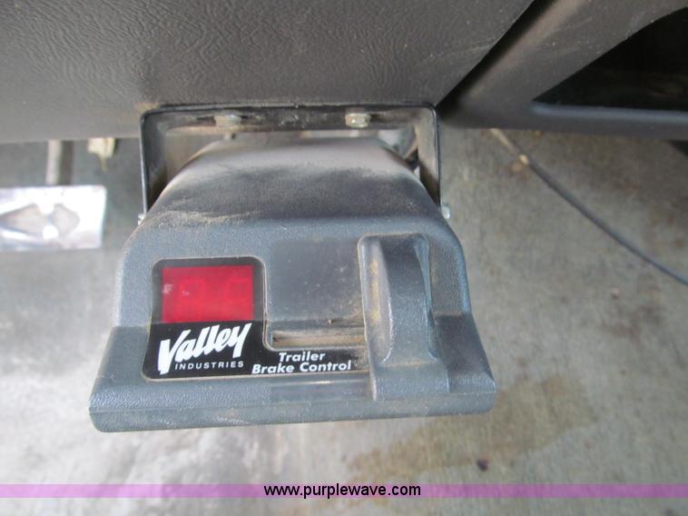 image for item B5145 2004 GMC 3500 SLE crew cab flatbed pickup truck