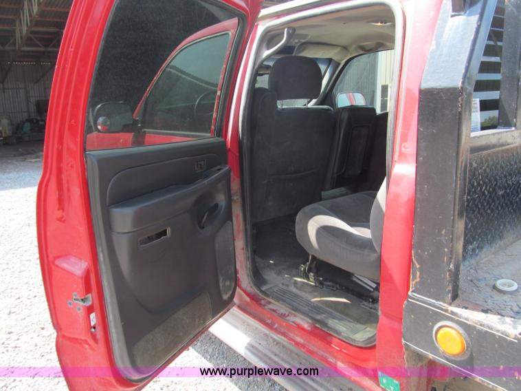 image for item B5145 2004 GMC 3500 SLE crew cab flatbed pickup truck