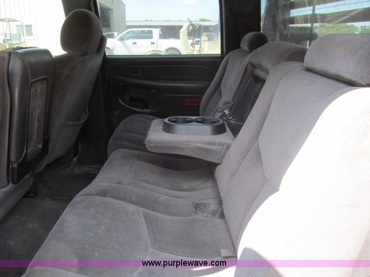 image for item B5145 2004 GMC 3500 SLE crew cab flatbed pickup truck