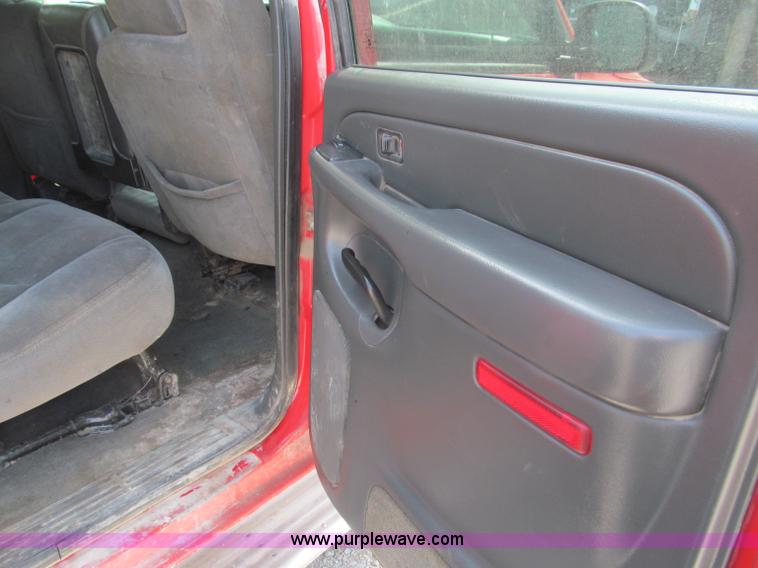 image for item B5145 2004 GMC 3500 SLE crew cab flatbed pickup truck