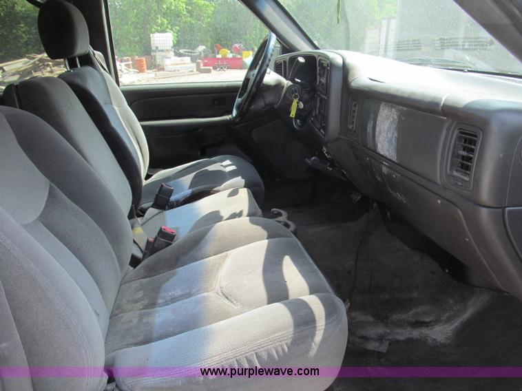 image for item B5145 2004 GMC 3500 SLE crew cab flatbed pickup truck