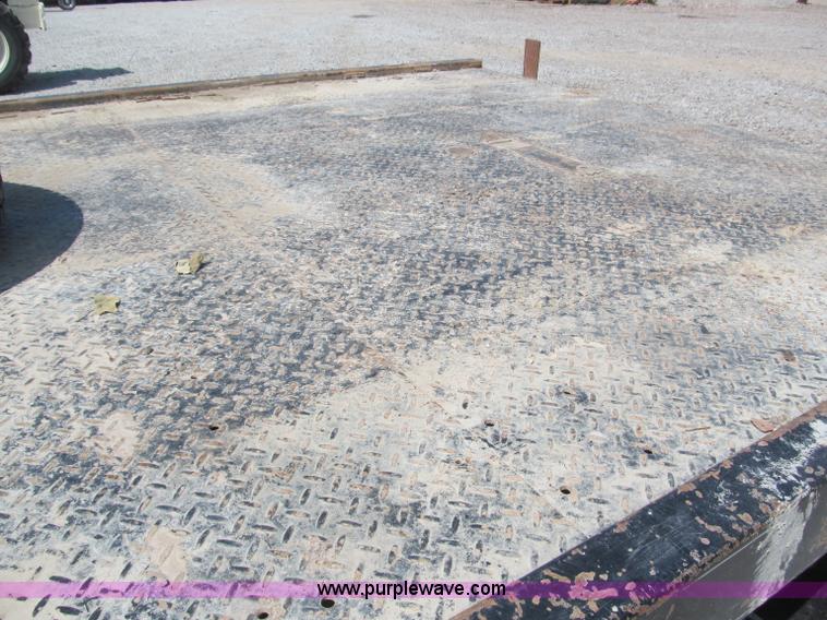 image for item B5145 2004 GMC 3500 SLE crew cab flatbed pickup truck