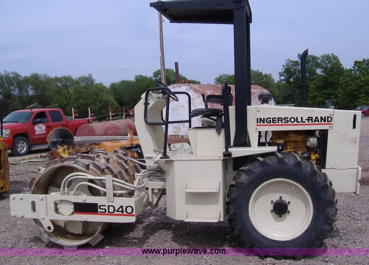 image for item B5146 1987 Ingersoll Rand SD40 pad foot roller