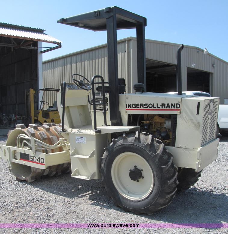 image for item B5146 1987 Ingersoll Rand SD40 pad foot roller